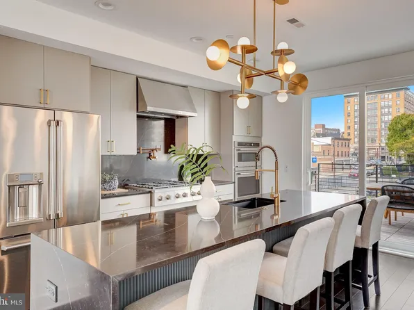 656 N 13th St, Philadelphia, PA 19123