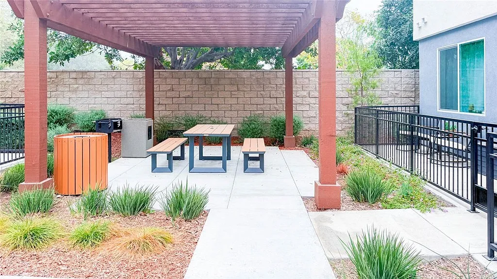 4 bed, 3.5 bath, 1886 sqft, $2,500 — Photo 4