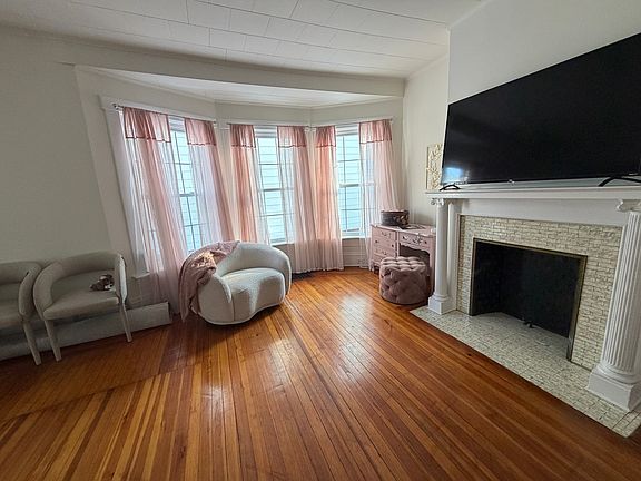 4th image of 18 Locust Ave Floor 1