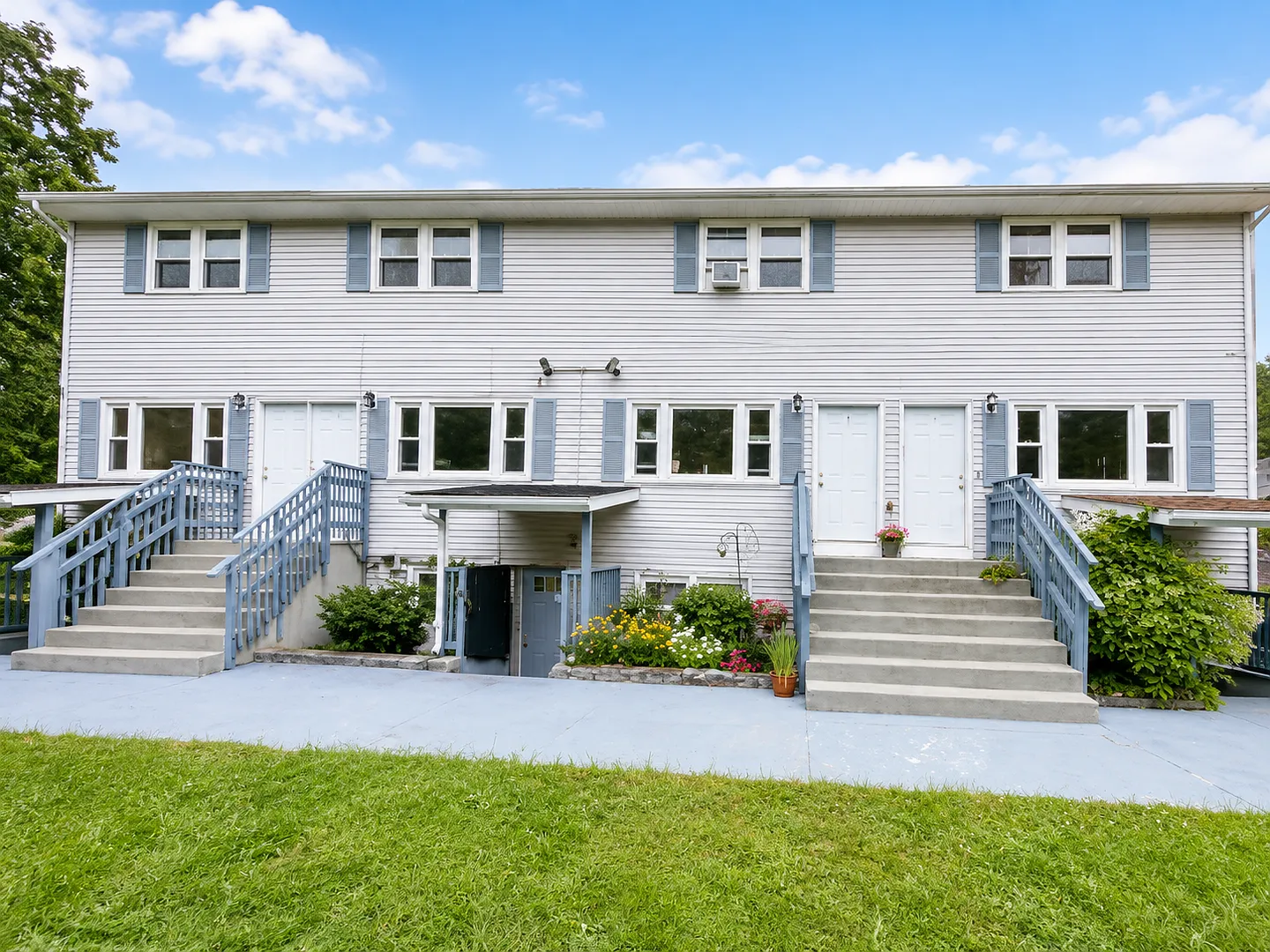 Newly Renovated 2 Bedroom Townhome - Moosup, CT — Photo 1