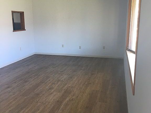 Lg family room w/bay window 