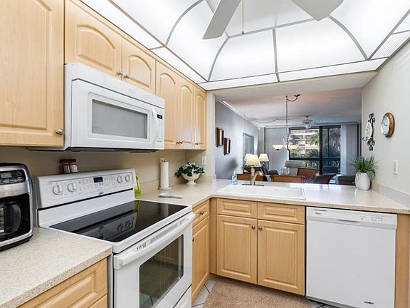 5th image of 693 Seaview Ct APT 303