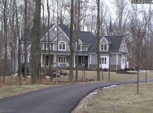 2 Lansmark Ct, Chagrin Falls, OH 44023