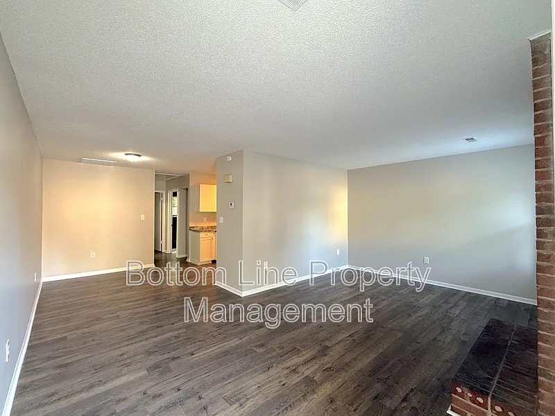 Building Photo - 846 W Warren St #D2