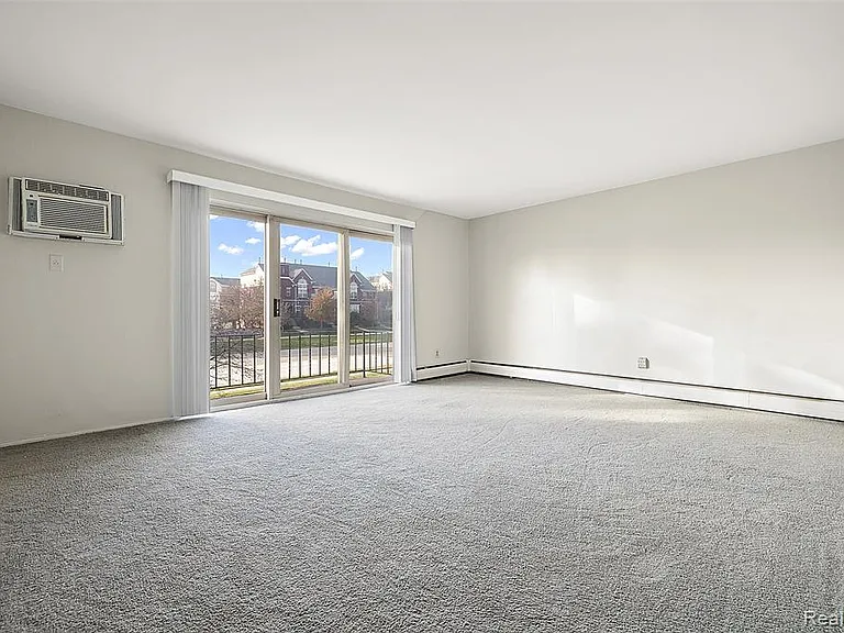 2859 E Maple Rd #15 — Photo 4