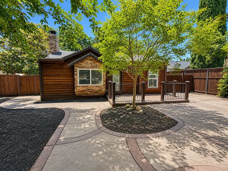 2245 Ceanothus Ave — Photo 21