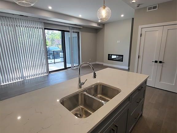 4th image of 140 Main St E #110