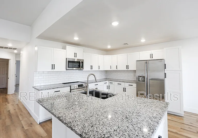 2901 SW 8th St — Photo 8