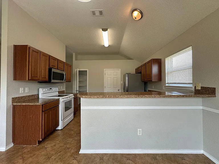2810 Bastion Loop — Photo 9