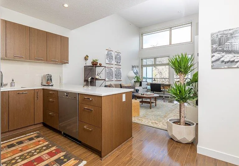 323 20th Ave SW #402 — Photo 3