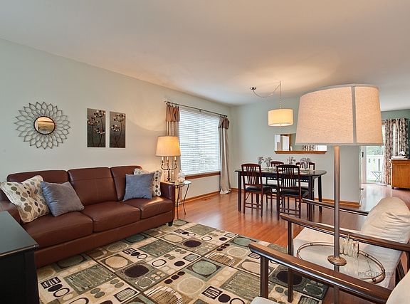 4th image of 876 Essex Cir
