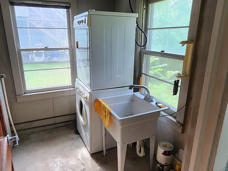 115 Sterling St — Photo 10