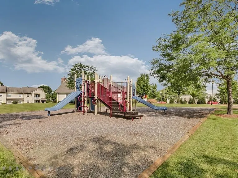 2921 Woods Cir #2921 — Photo 4