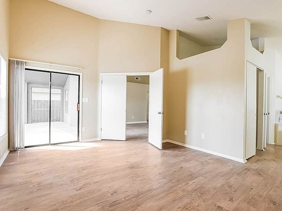 3rd image of 294 Lakebreeze Cir #32746
