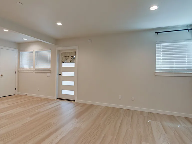 476 SE Barrington Dr #D — Photo 4