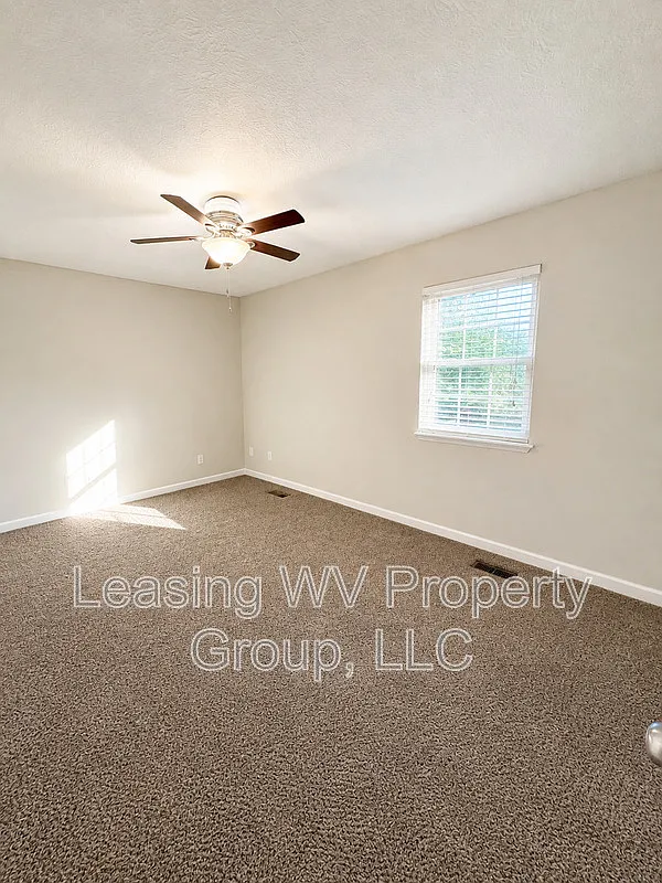 4 bed, 1.5 bath, 1600 sqft, $1,675 — Photo 2