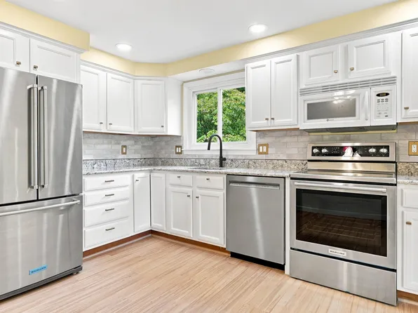 36 Hampton Drive, Nashua, NH 03063