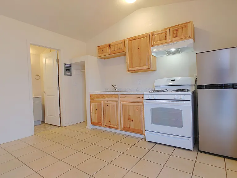 516 Candelaria Rd NW — Photo 1