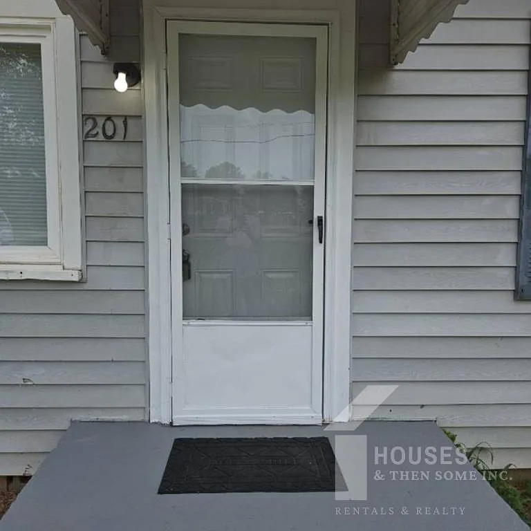 201 Mackenzie Dr — Photo 2