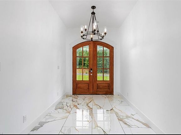 4th image of 176 Ivory Ln