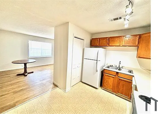 1 bed, 800 sqft, $1,100 — Photo 2