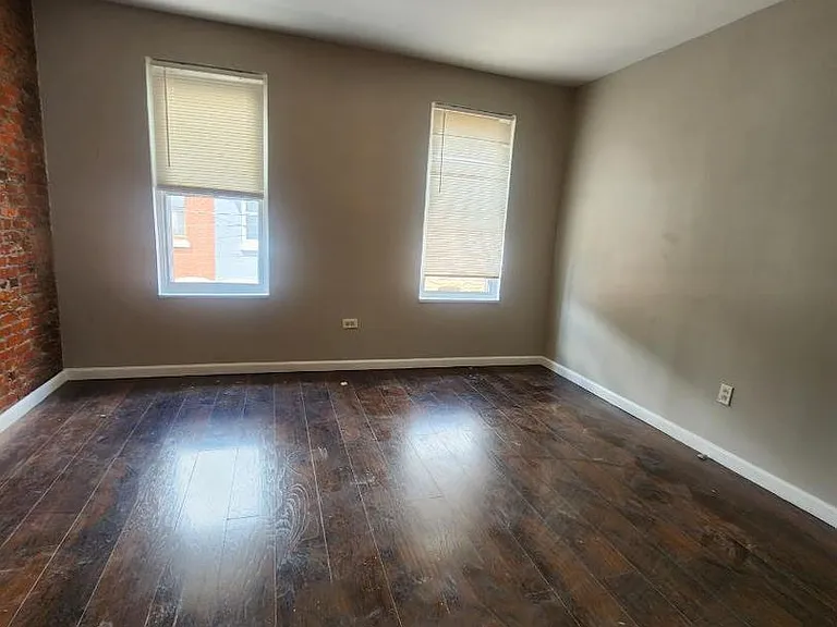 2061 E Clementine St — Photo 2