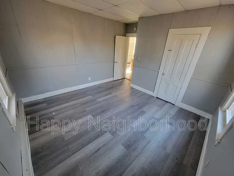 3 bed, 1.0 bath, $1,600 — Photo 3