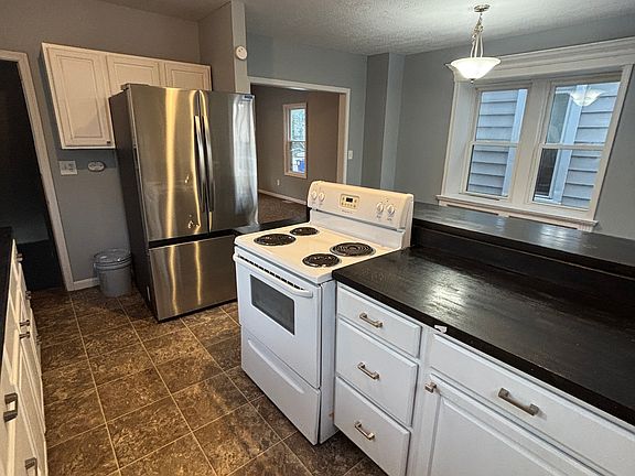 4th image of 425 Alexander St