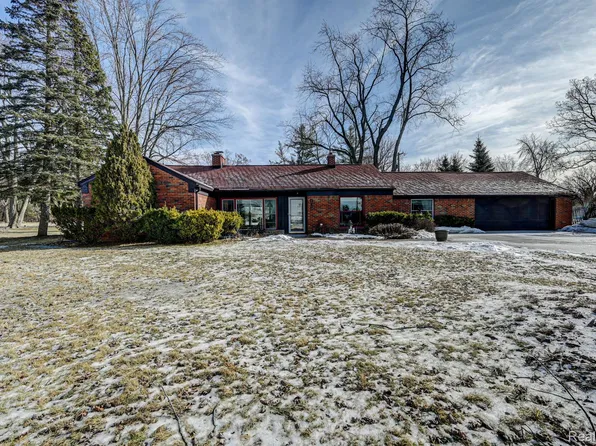 915 S Squirrel Rd, Auburn Hills, MI 48326