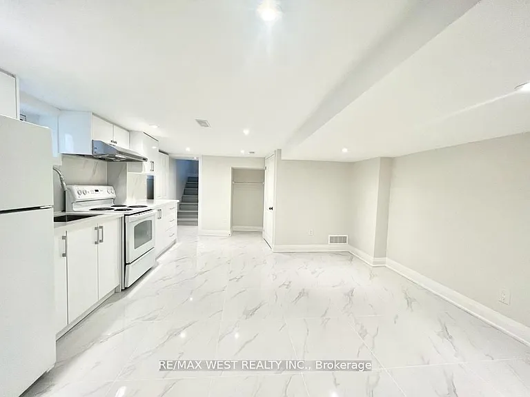 4 Sutherland Ave #BASEMENT — Photo 2