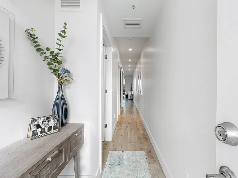 1709 N Tamiami Trl — Photo 3