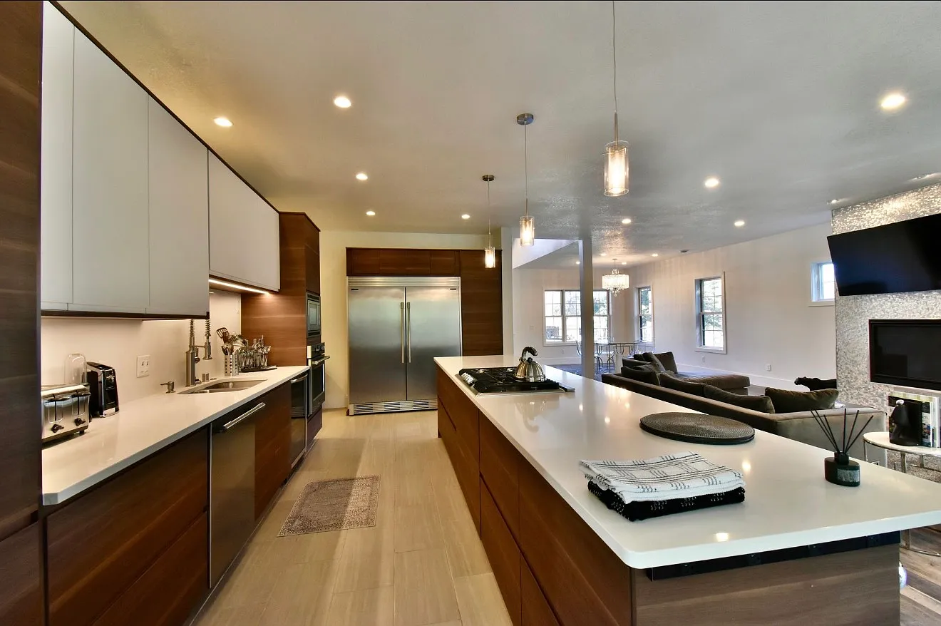 4 bed, 3.5 bath, 3868 sqft, $9,995 — Photo 4