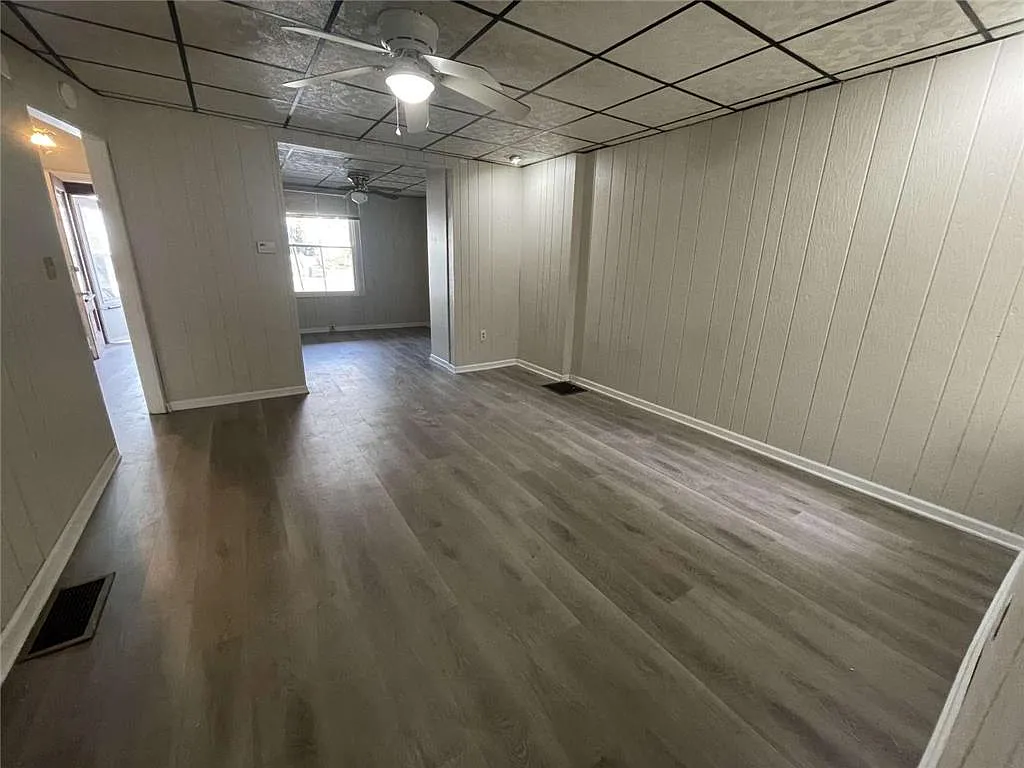 5 bed, 1.0 bath, 2300 sqft, $2,500 — Photo 3