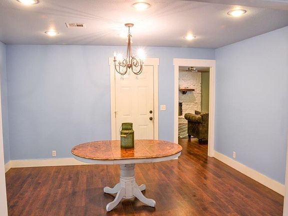 3rd image of 2727 W White Oak Dr