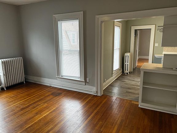 5th image of 909 W Wayne St #5