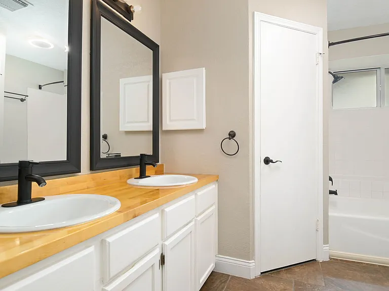 4010 Knollbend — Photo 8