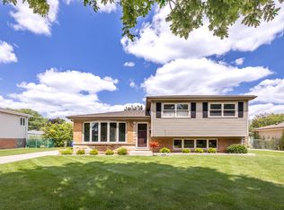 1714 W Robbie Ln, Mount Prospect, IL 60056