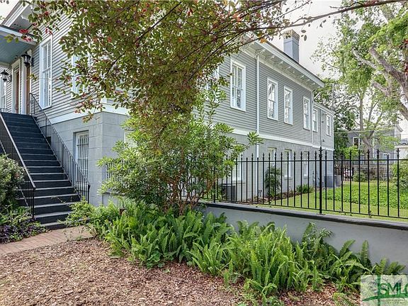 3rd image of 209 E Park Ave