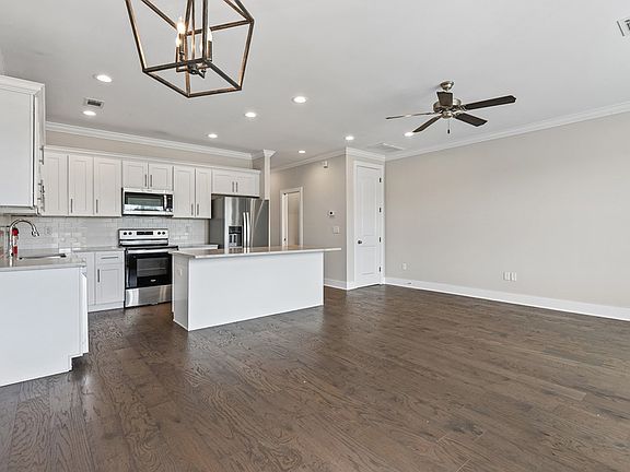 3rd image of 303 Stillwater Ln