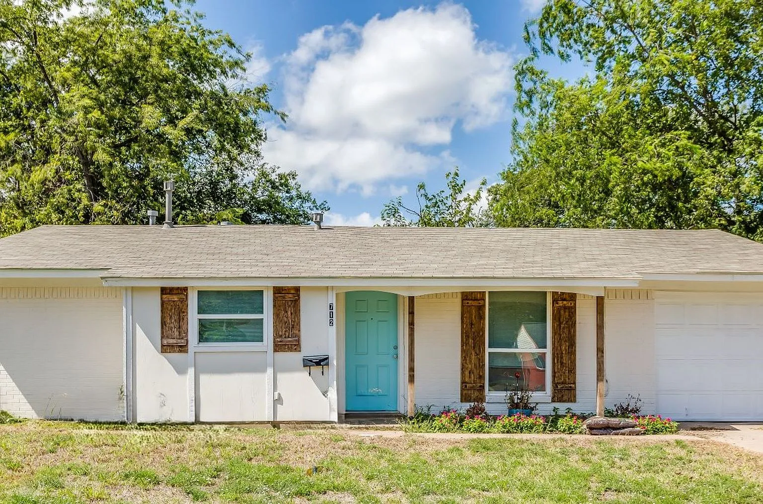 Super Cute home located in the Heart of Burleson! — Photo 1