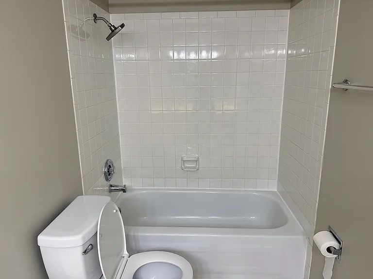 5S470 Scots Dr #D — Photo 9