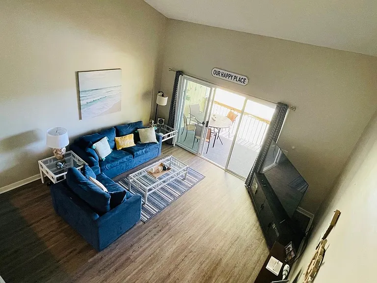 Living room w/ Fireplace