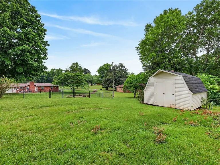 306 Locust Rd — Photo 37