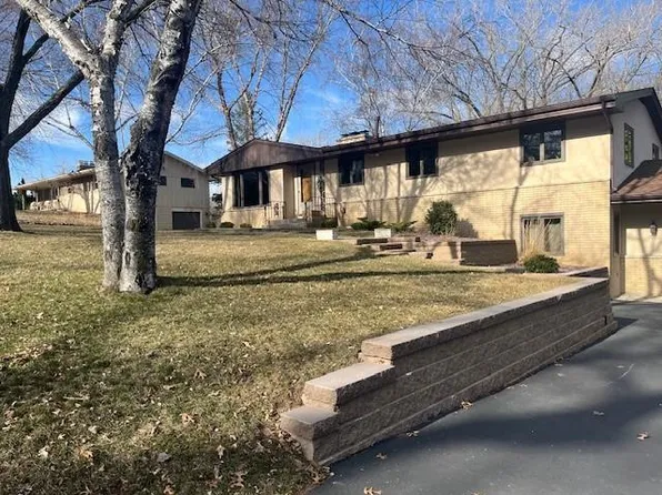 3850 Bassett Creek Dr, Golden Valley, MN 55422