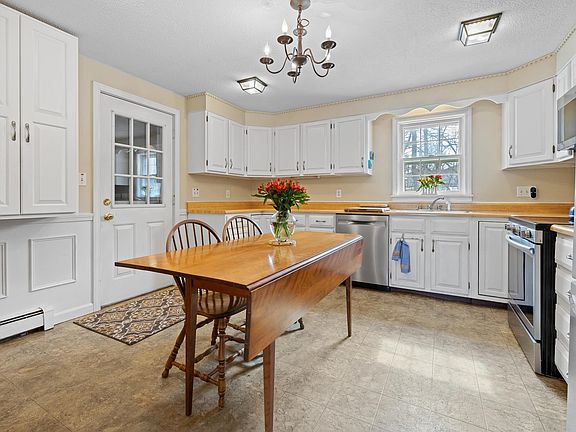 2nd image of 6 Wyeth Farm Circle