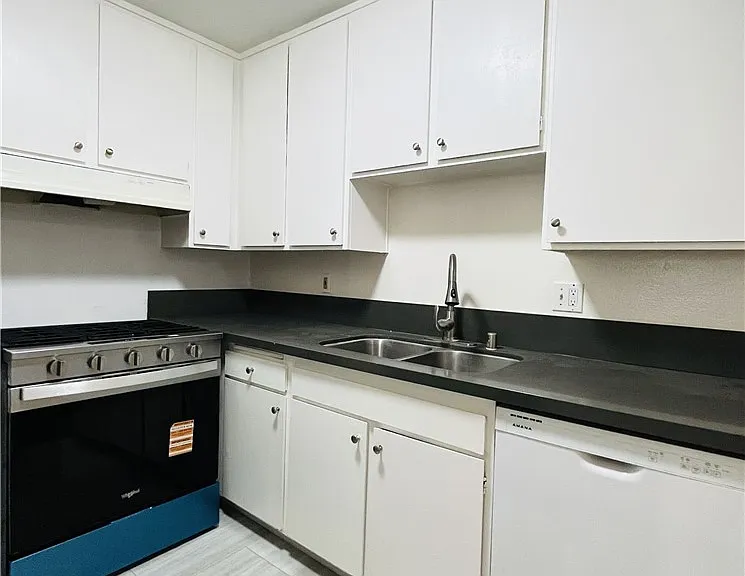1001 W Macarthur Blvd — Photo 6