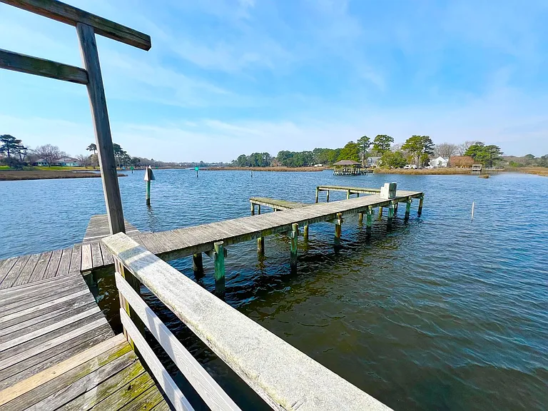 Pelican Dock Apartments — Photo 43