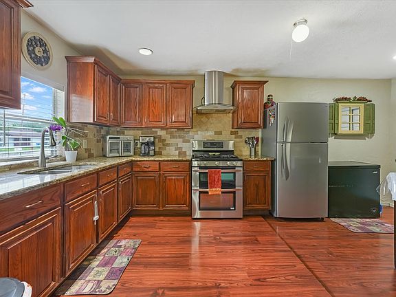 4th image of 15138 Marsha Dr