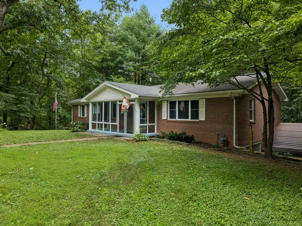 302 W Point Dr, Lafayette, TN 37083