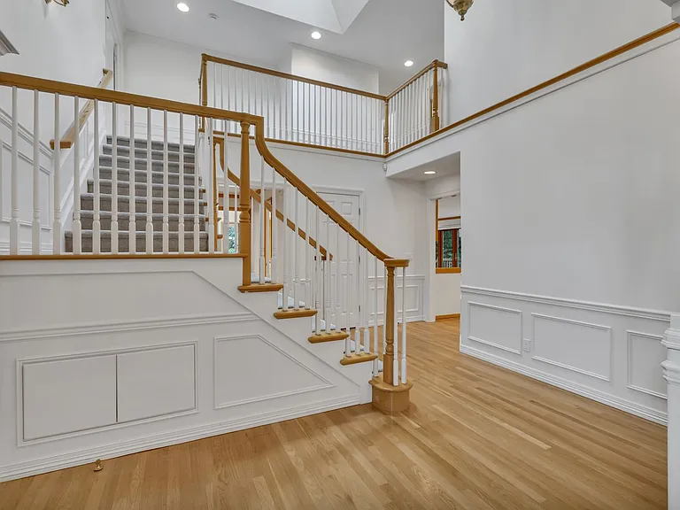16323 NE 50th Way — Photo 5